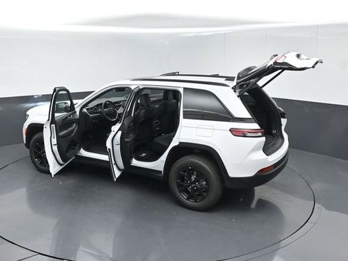 New 2025 Jeep Grand Cherokee Altitude image 50