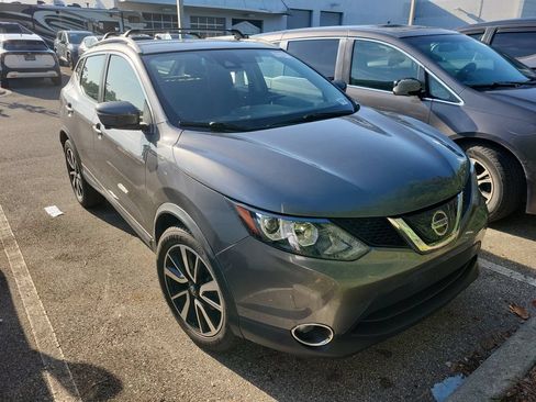 Used 2019 Nissan Rogue Sport SV w/ Technology Package FWD image 2
