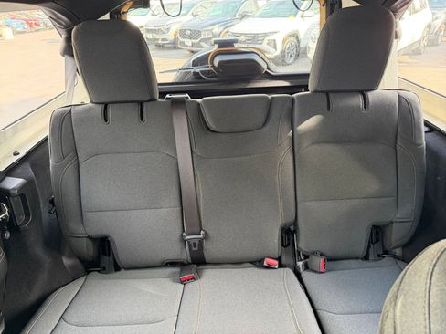 Used 2025 Jeep Wrangler Sahara image 37