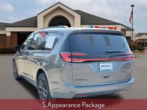 Used 2023 Chrysler Pacifica Touring-L w/ S Appearance Package AWD/4WD image 3