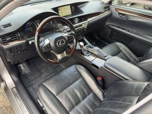 Used 2017 Lexus ES 300h w/ Luxury Package image 2