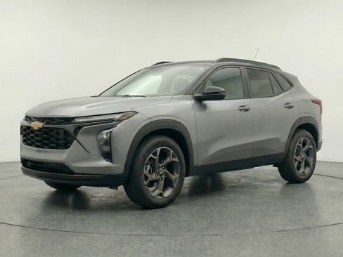 Used 2025 Chevrolet Trax LT FWD image 3
