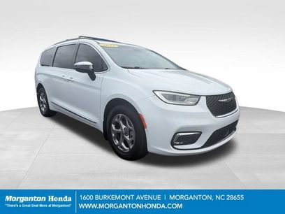 Used 2023 Chrysler Pacifica Limited w/ Uconnect Theater Family Group
