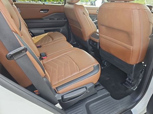 Used 2023 Nissan Pathfinder Platinum w/ Cargo Package AWD/4WD image 15