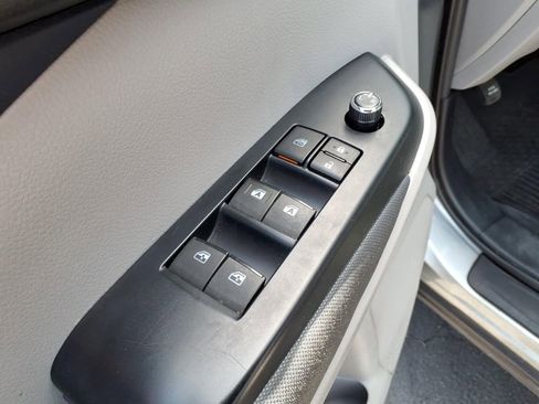 Used 2019 Toyota Highlander LE AWD/4WD image 10