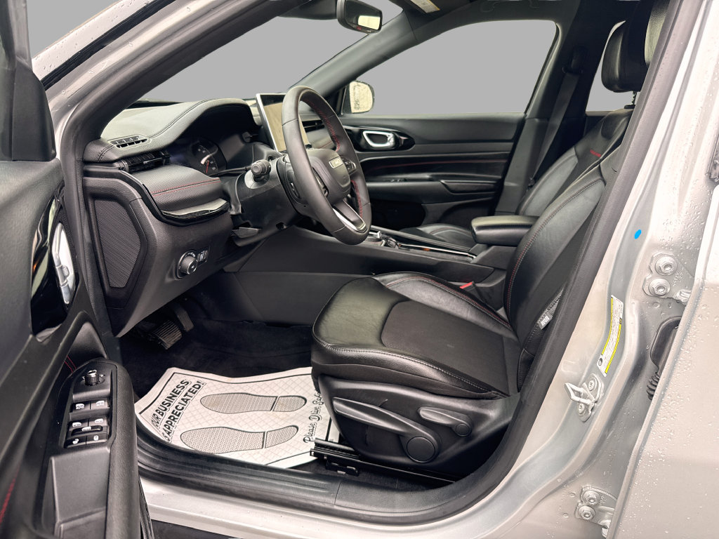 Used 2025 Jeep Compass Trailhawk AWD/4WD image 15