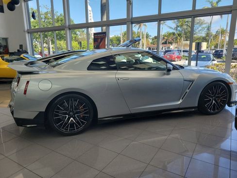 Used 2024 Nissan GT-R Premium w/ Premium Interior Package image 10