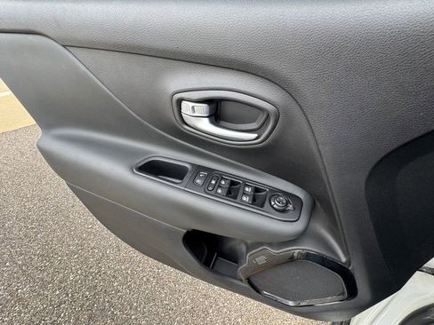 Used 2020 Jeep Renegade Altitude FWD image 25