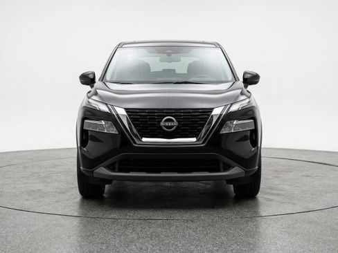 Used 2025 Nissan Rogue SV image 2