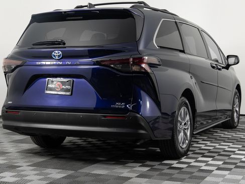 Used 2023 Toyota Sienna XLE image 7