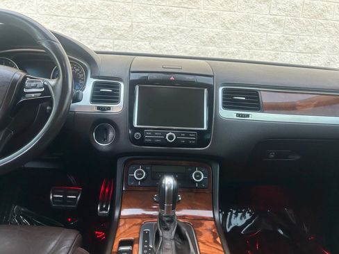 Used 2012 Volkswagen Touareg TDI image 23