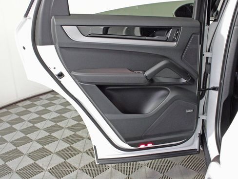 Used 2025 Porsche Cayenne Coupe image 32