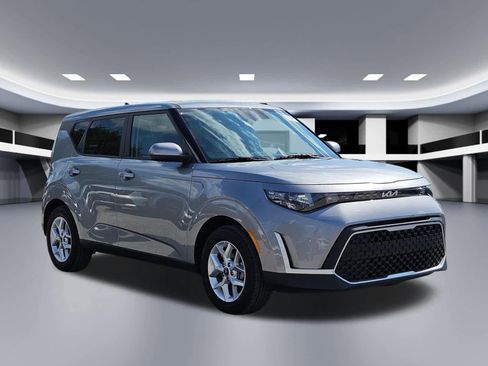Used 2025 Kia Soul LX FWD image 7