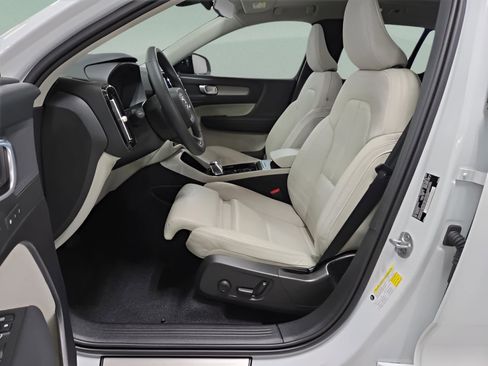 New 2025 Volvo XC40 B5 Plus w/ Protection Package Premier AWD/4WD image 12