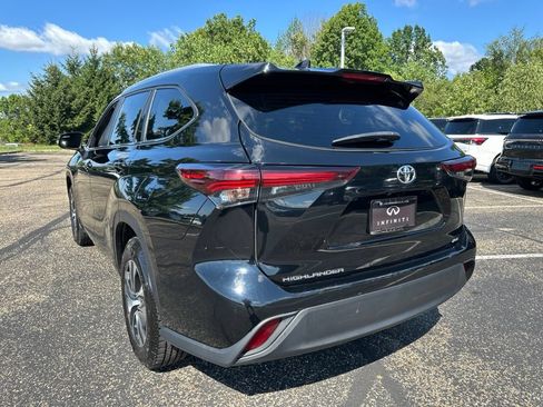 Used 2024 Toyota Highlander XLE FWD image 11