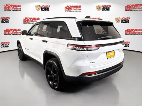 Used 2023 Jeep Grand Cherokee Altitude AWD/4WD image 2