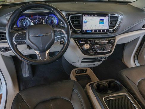 Used 2021 Chrysler Pacifica Touring-L FWD image 22