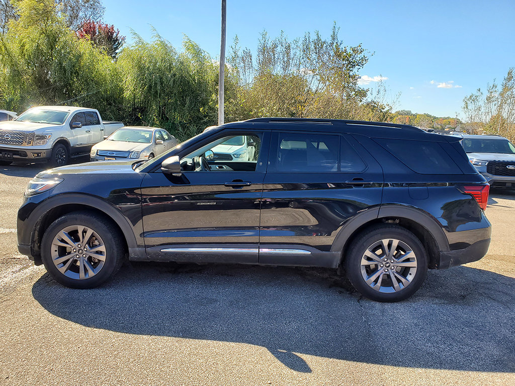 Used 2025 Ford Explorer Active w/ Active Comfort Package AWD/4WD image 3