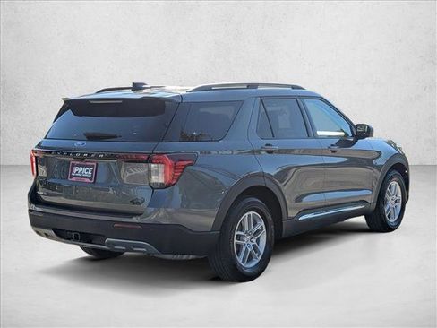 Used 2025 Ford Explorer Active w/ Active Comfort Package image 5