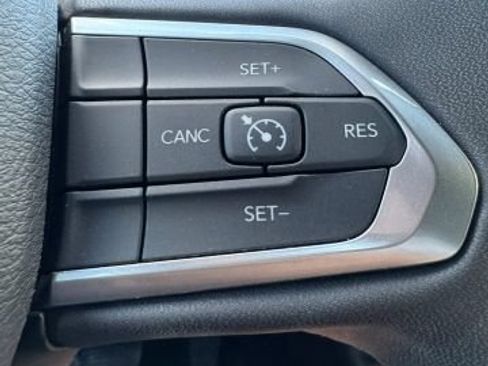 Used 2024 Jeep Compass Latitude w/ Convenience Group AWD/4WD image 10