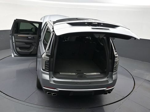 Used 2025 Chevrolet Suburban High Country AWD/4WD image 32
