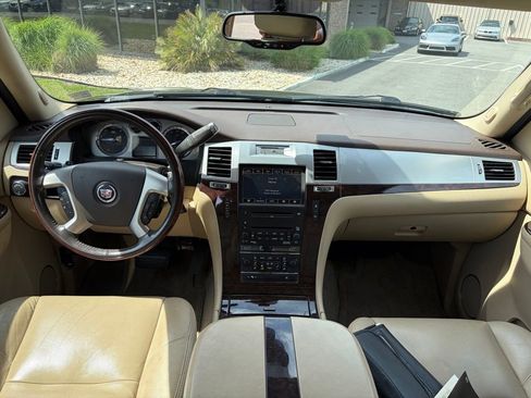 Used 2010 Cadillac Escalade ESV Premium AWD/4WD image 4