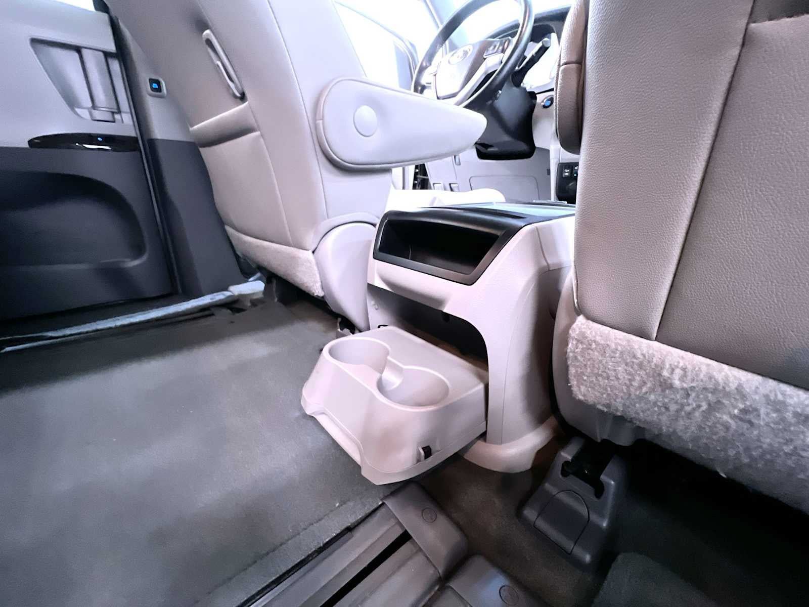 Used 2015 Toyota Sienna XLE FWD image 39
