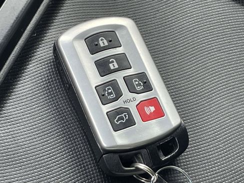 Used 2018 Toyota Sienna XLE w/ XLE Navigation Package AWD/4WD image 37