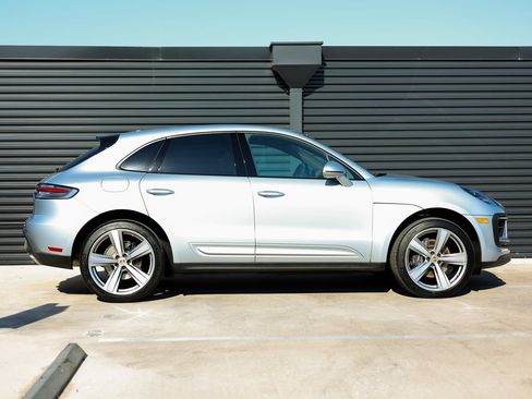 Certified 2025 Porsche Macan image 8