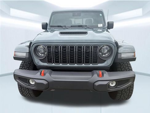 Used 2025 Jeep Gladiator Mojave w/ Convenience Group AWD/4WD image 8