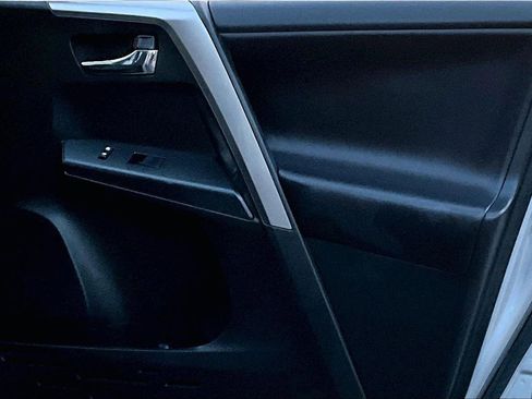 Used 2018 Toyota RAV4 XLE image 28