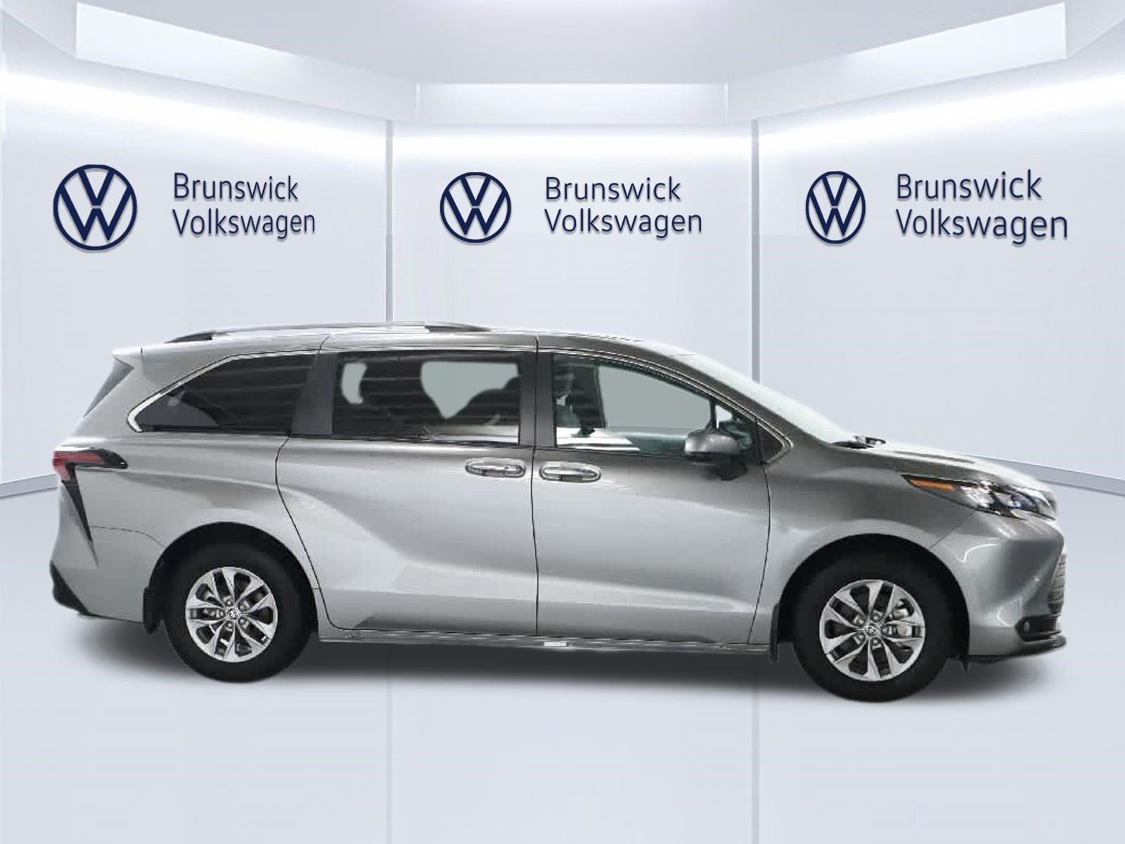Used 2026 Toyota Sienna XLE AWD/4WD image 11
