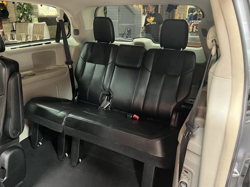 Used 2015 Chrysler Town & Country Limited Platinum FWD image 22