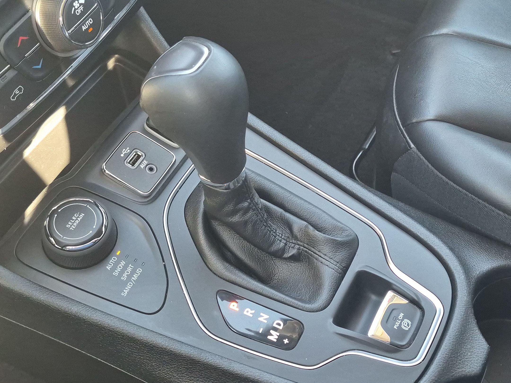 Used 2019 Jeep Cherokee Latitude Plus w/ Comfort/Convenience Group AWD/4WD image 23