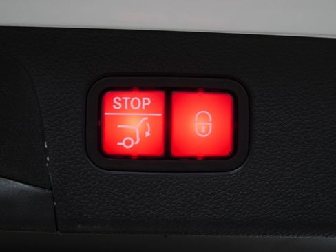 Used 2017 Mercedes-Benz GLC 300 4MATIC image 11