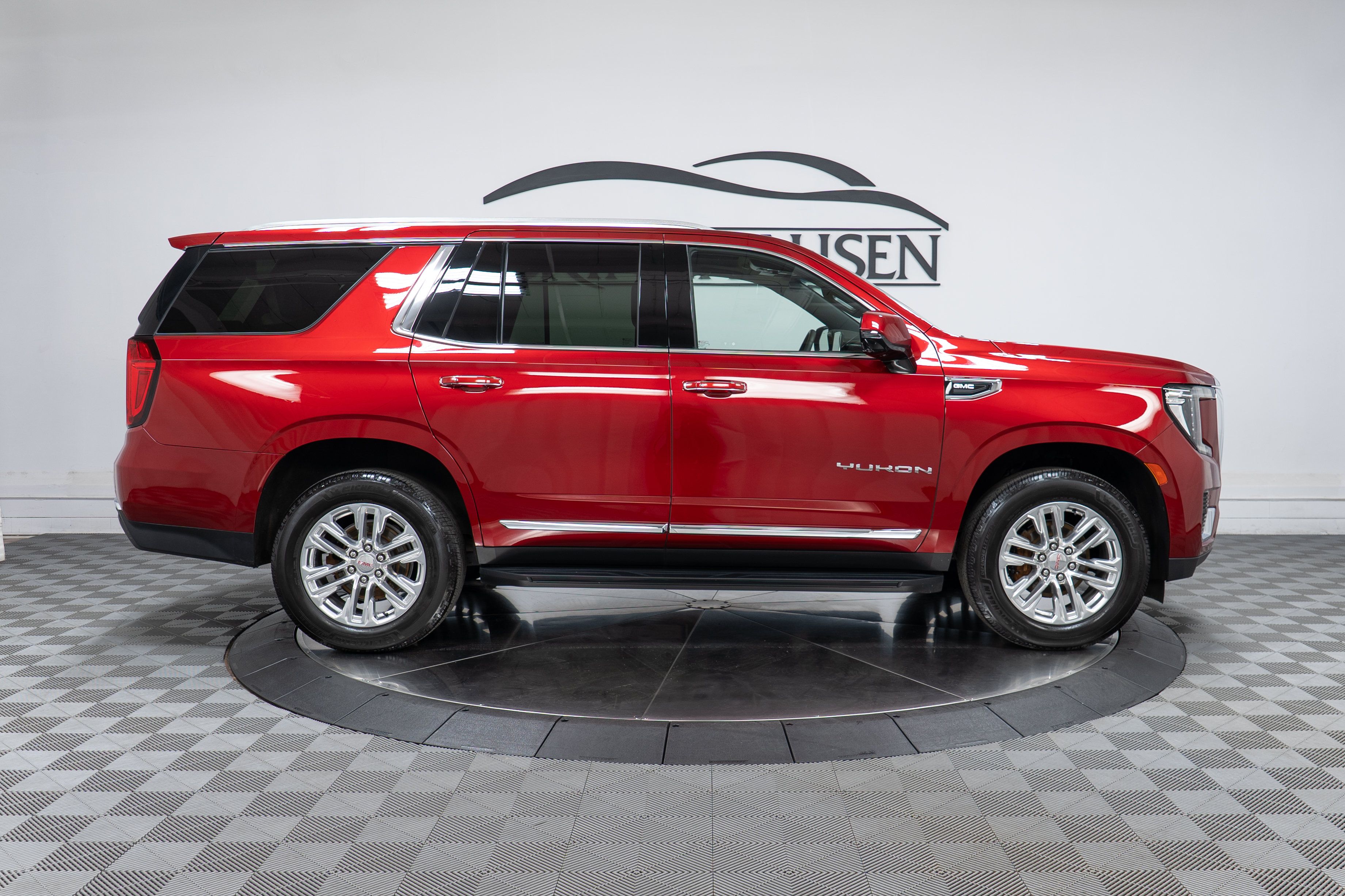 Used 2022 GMC Yukon SLT w/ SLT Premium Package AWD/4WD image 4