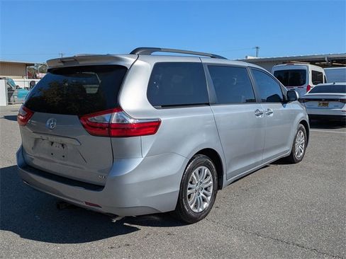 Used 2016 Toyota Sienna XLE image 3