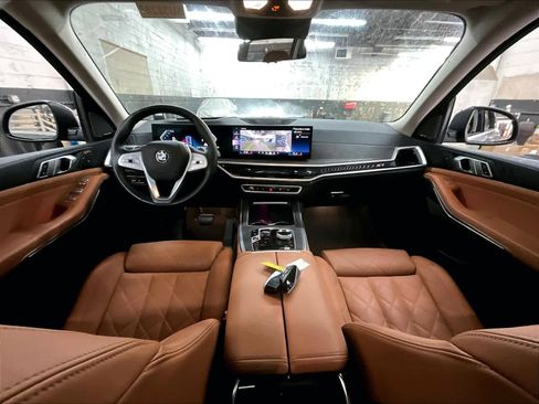 Used 2024 BMW X7 xDrive40i w/ Premium Package image 16