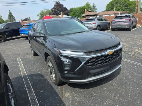 Used 2025 Chevrolet Trax LT w/ Driver Confidence Package FWD image 3