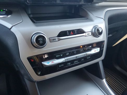 Used 2020 Ford Explorer XLT w/ Equipment Group 202A image 30