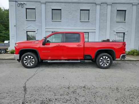 Used 2024 Chevrolet Silverado 2500 LT AWD/4WD image 2