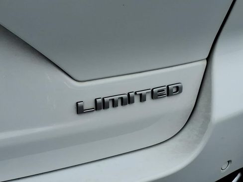 Used 2025 Jeep Grand Cherokee Limited w/ Luxury Tech Group II AWD/4WD image 9