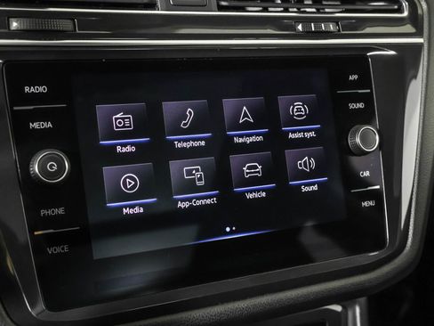 Used 2023 Volkswagen Tiguan SE w/ Panoramic Sunroof Package image 32