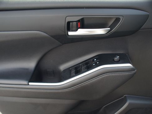 Used 2021 Toyota Highlander XLE FWD image 29