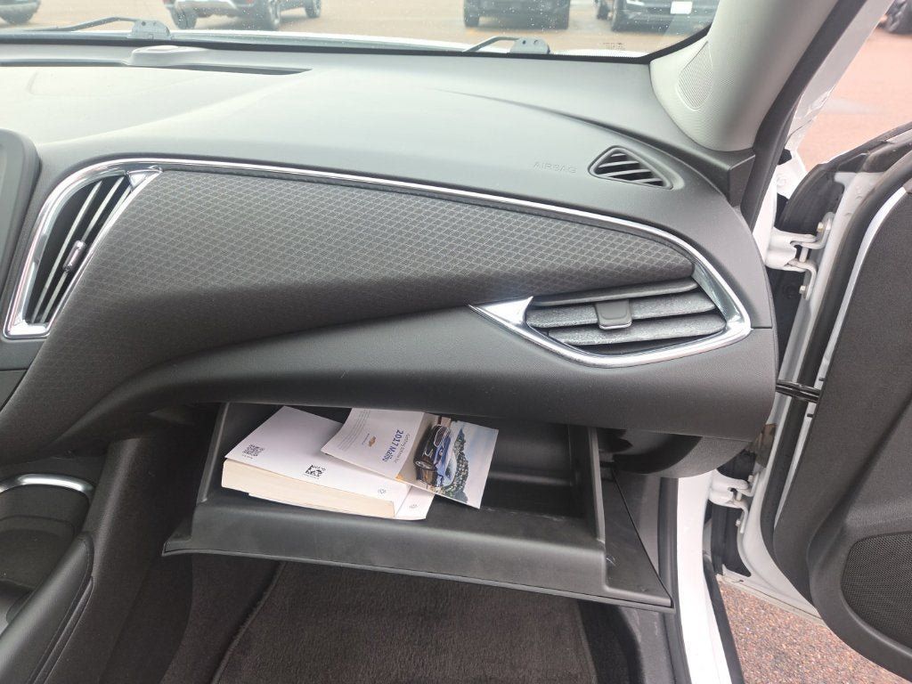 Used 2017 Chevrolet Malibu LT FWD image 25