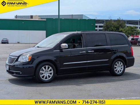 Used 2012 Chrysler Town & Country Touring-L w/ Entertainment Group #2 FWD image 3