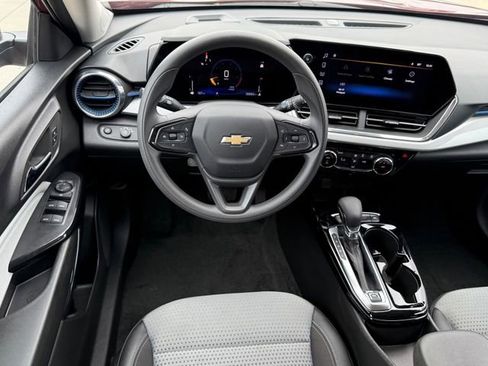 Used 2025 Chevrolet Trax LT FWD image 21