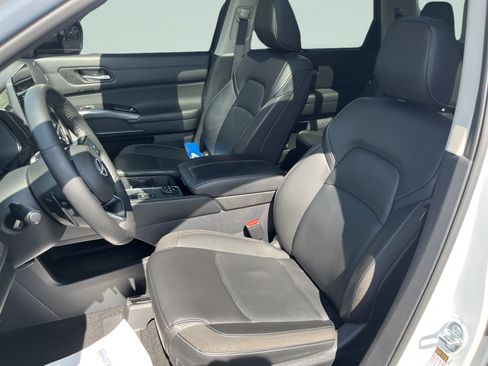 Used 2025 Nissan Pathfinder SL w/ SL Premium Package AWD/4WD image 12