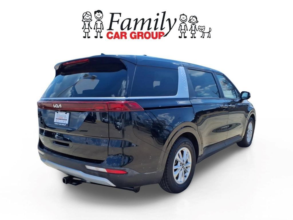 Used 2023 Kia Carnival LX FWD image 4