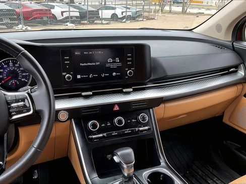 Certified 2024 Kia Carnival LX image 14